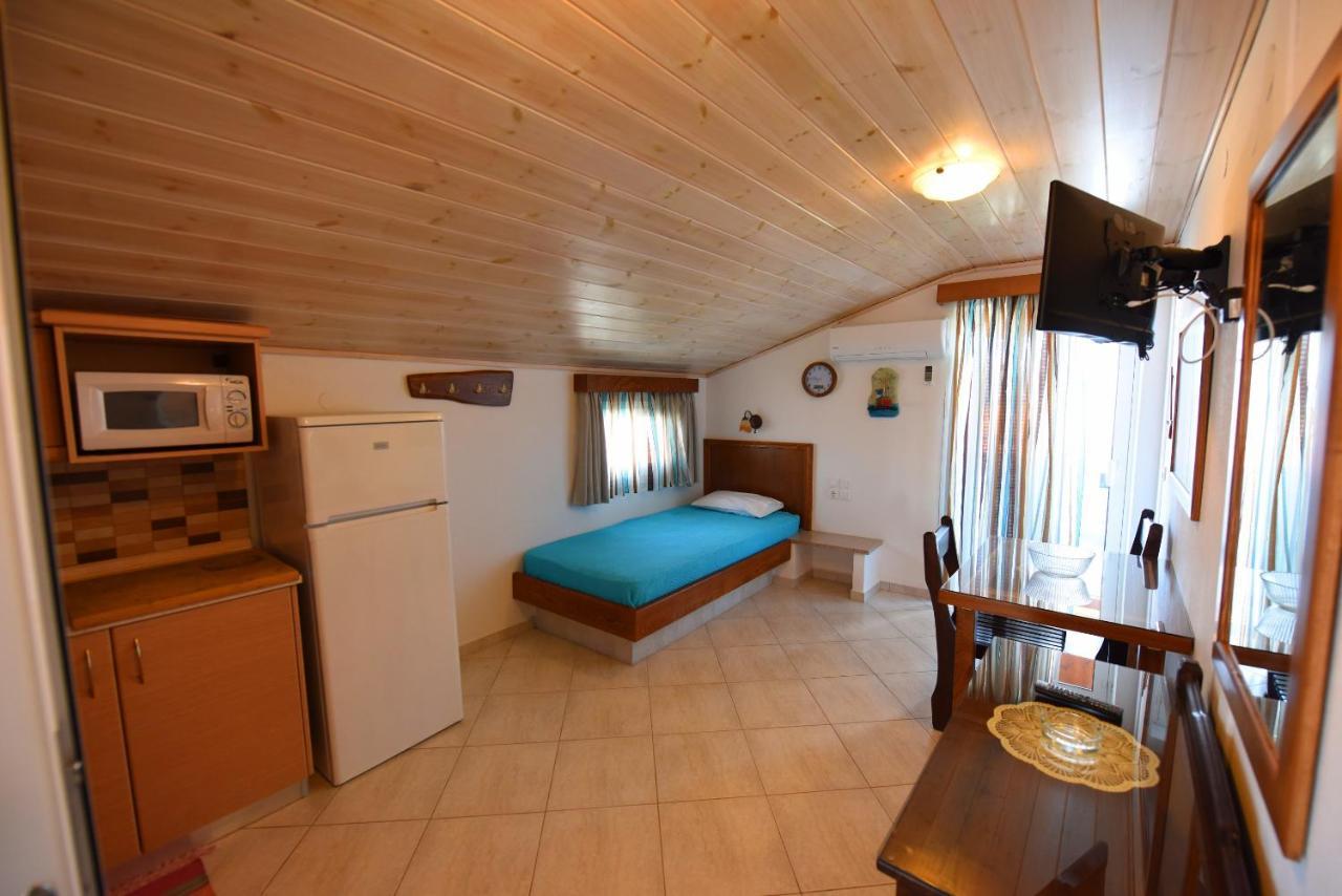 Haus Niko Apartments And Suites Nea Poteidaia Ruang foto