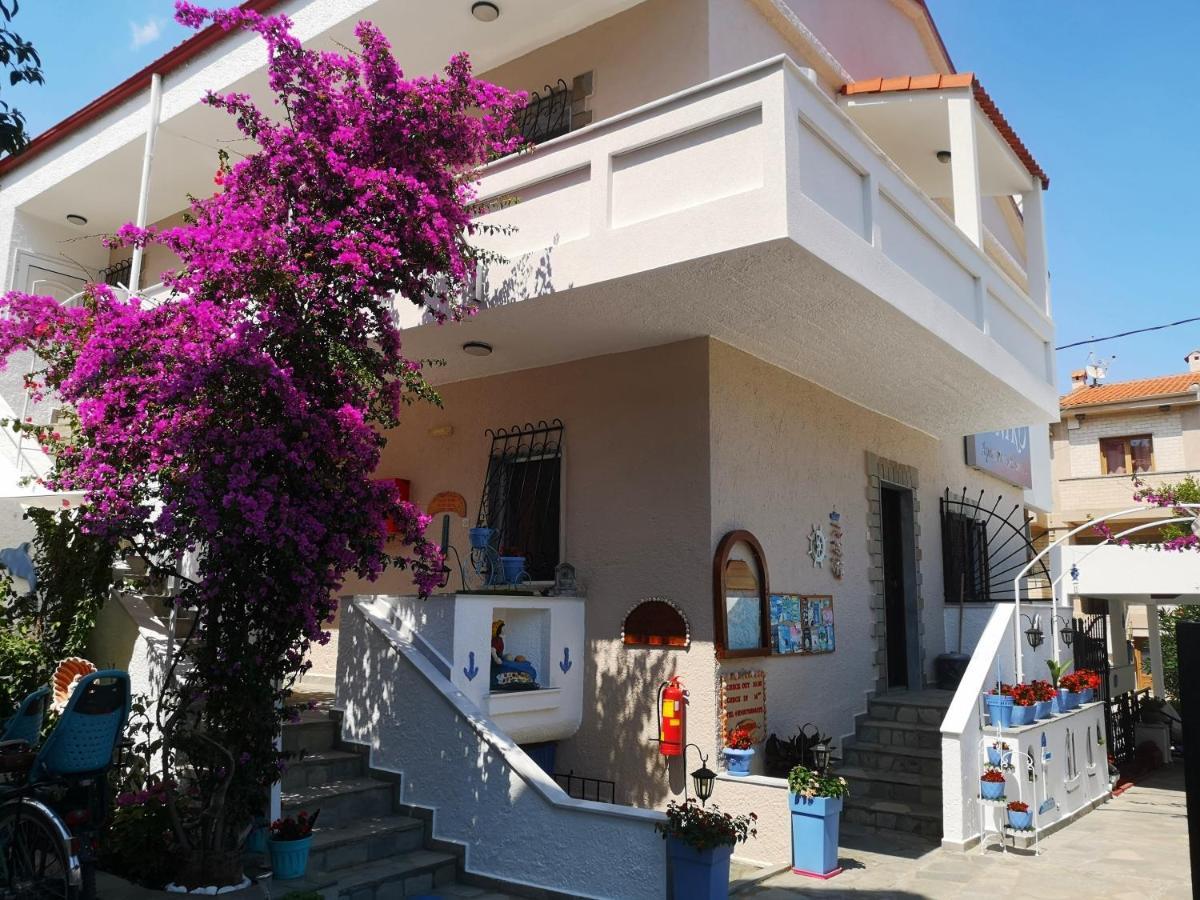 Haus Niko Apartments And Suites Nea Poteidaia Bagian luar foto