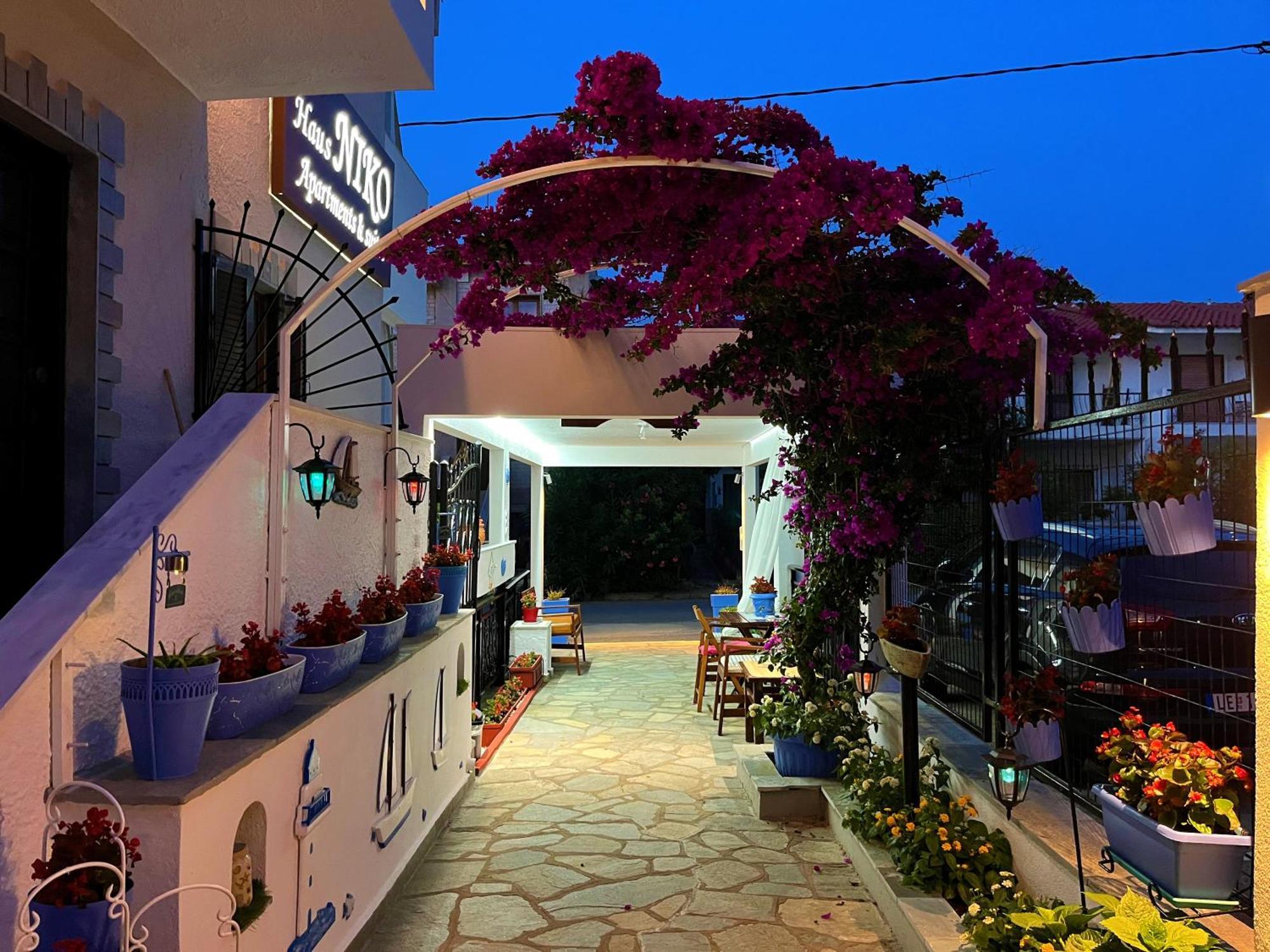 Haus Niko Apartments And Suites Nea Poteidaia Bagian luar foto
