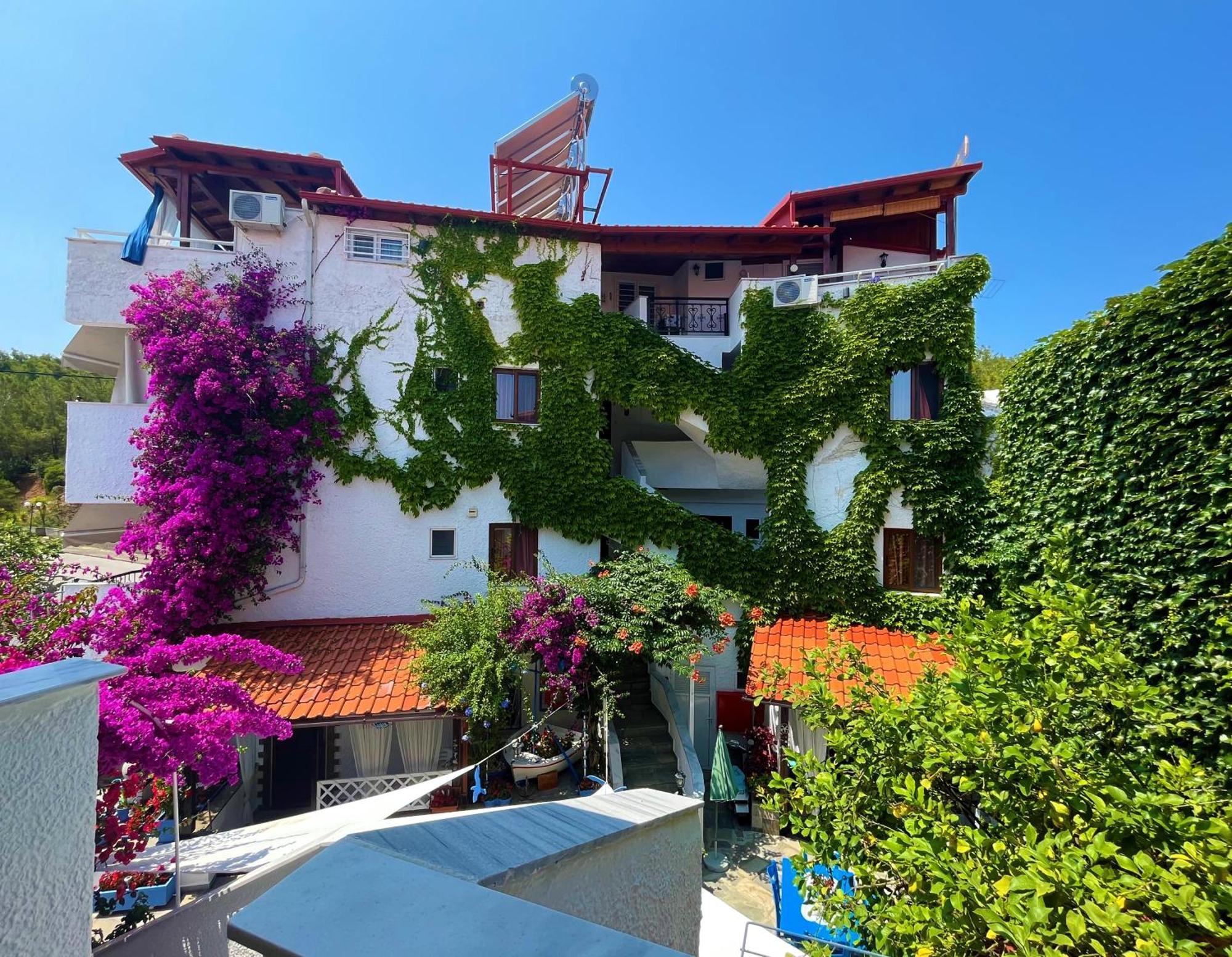 Haus Niko Apartments And Suites Nea Poteidaia Bagian luar foto